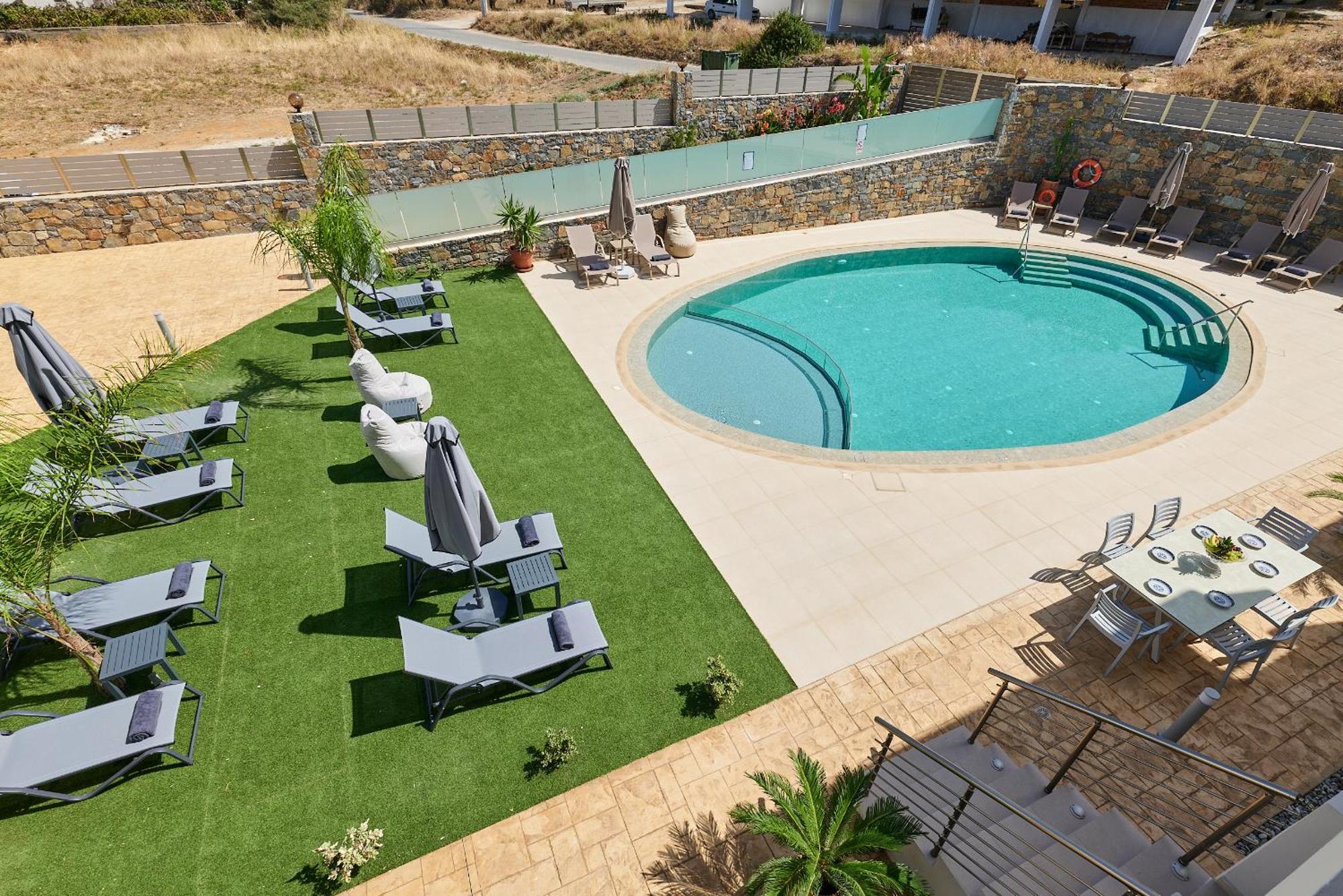 Luxury Suites In Stavromenos Exterior photo